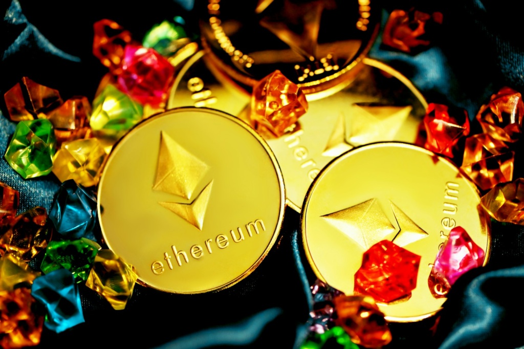 Ethereum монеты с кристаллами — символ блокчейн-платформы